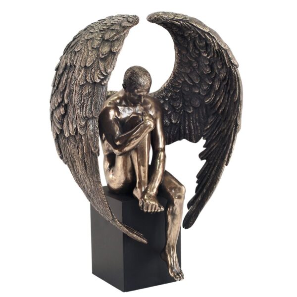 figura angel on pedestal